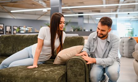 pareja comprando muebles