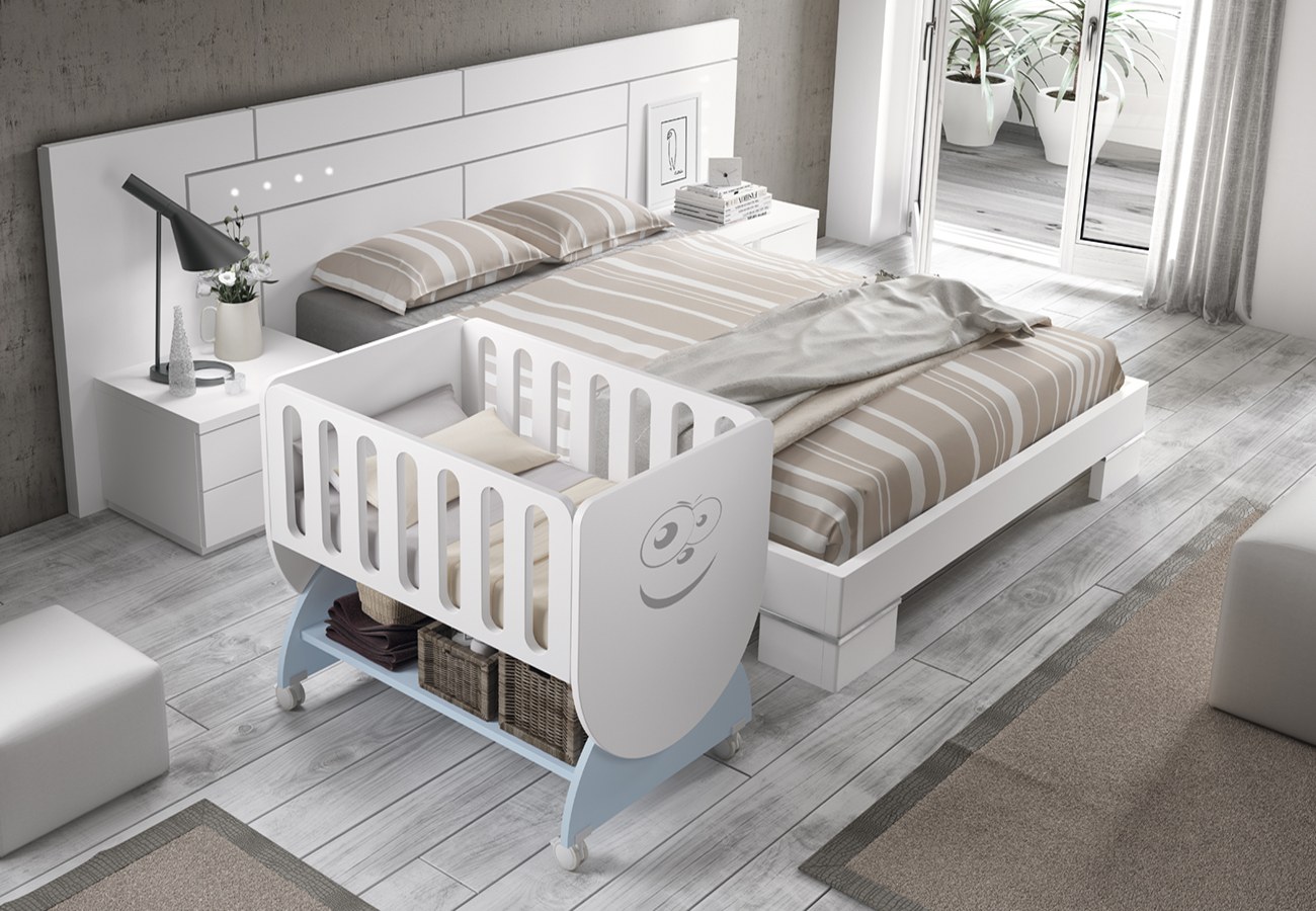 Cuna cerca cama 