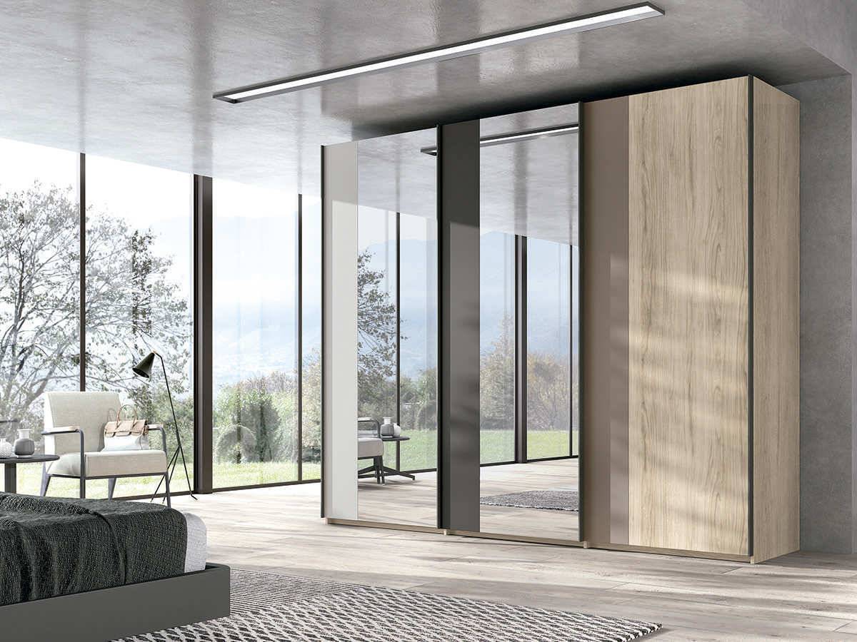  armario 3puertas correderas colgadas de 300cm con decoracion franja vertical asimetrica en puertas combinadas en lacado y luna espejo y otra sin espejo. Modelo EOS-77