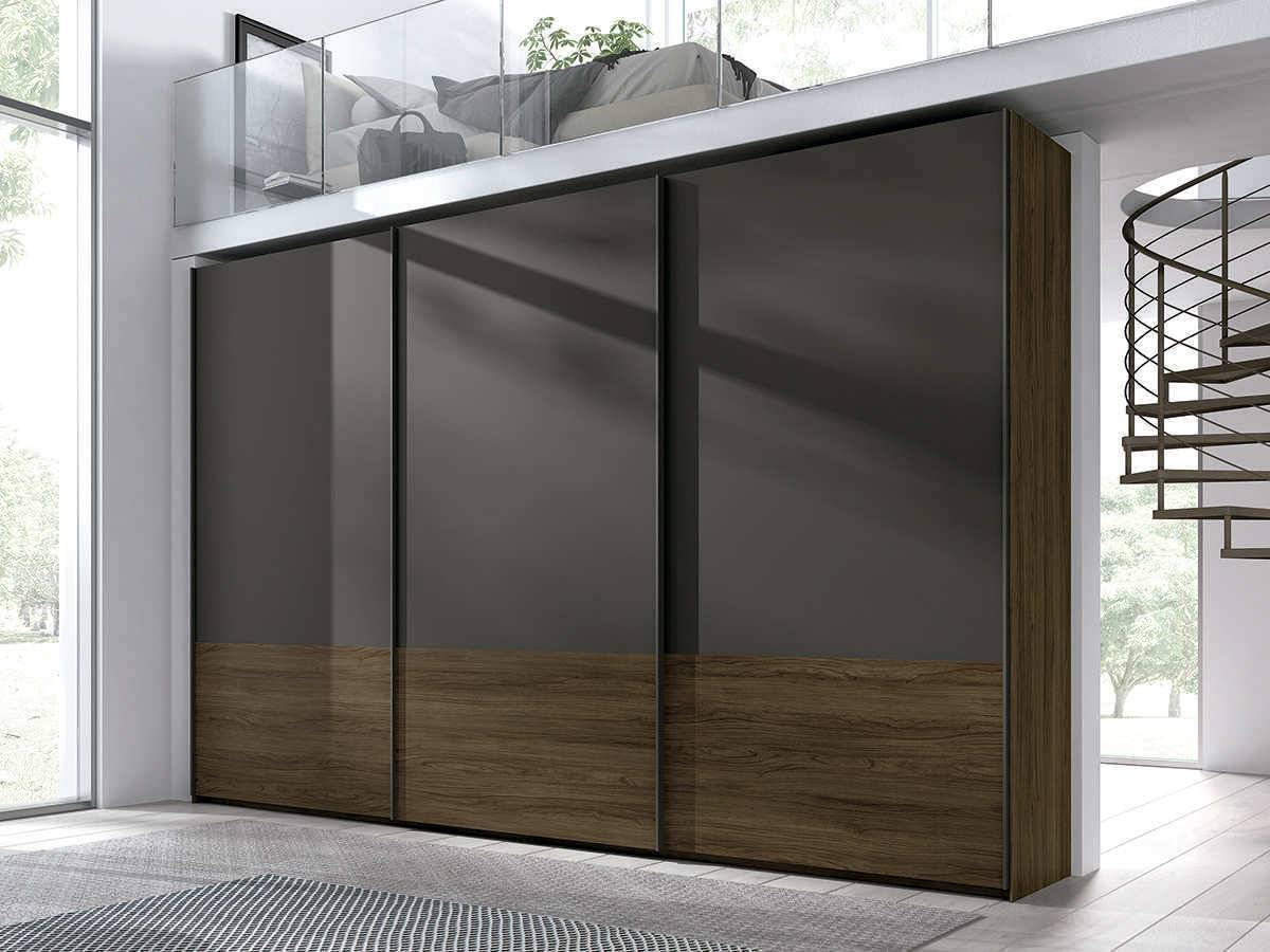  armario 3puertas correderas colgadas estándar de 300cm con diseño combinado en color madera en parte inferior y franja superior de las puertas con acabado en  lacado. Modelo EOS-71