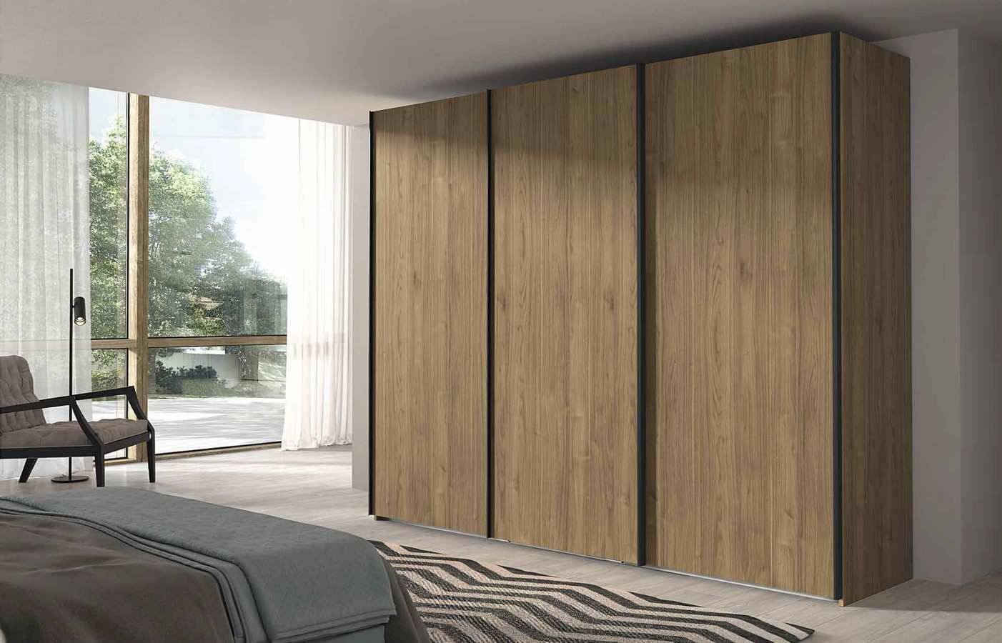  armario correderas colgado en acabado siena con armazón de 243x300 cm, equipado con tres puertas lisas de 240 cm: una puerta interior izquierda, una puerta exterior central y una puerta interior derecha, todas en acabado siena. Modelo ECLIPSE-71