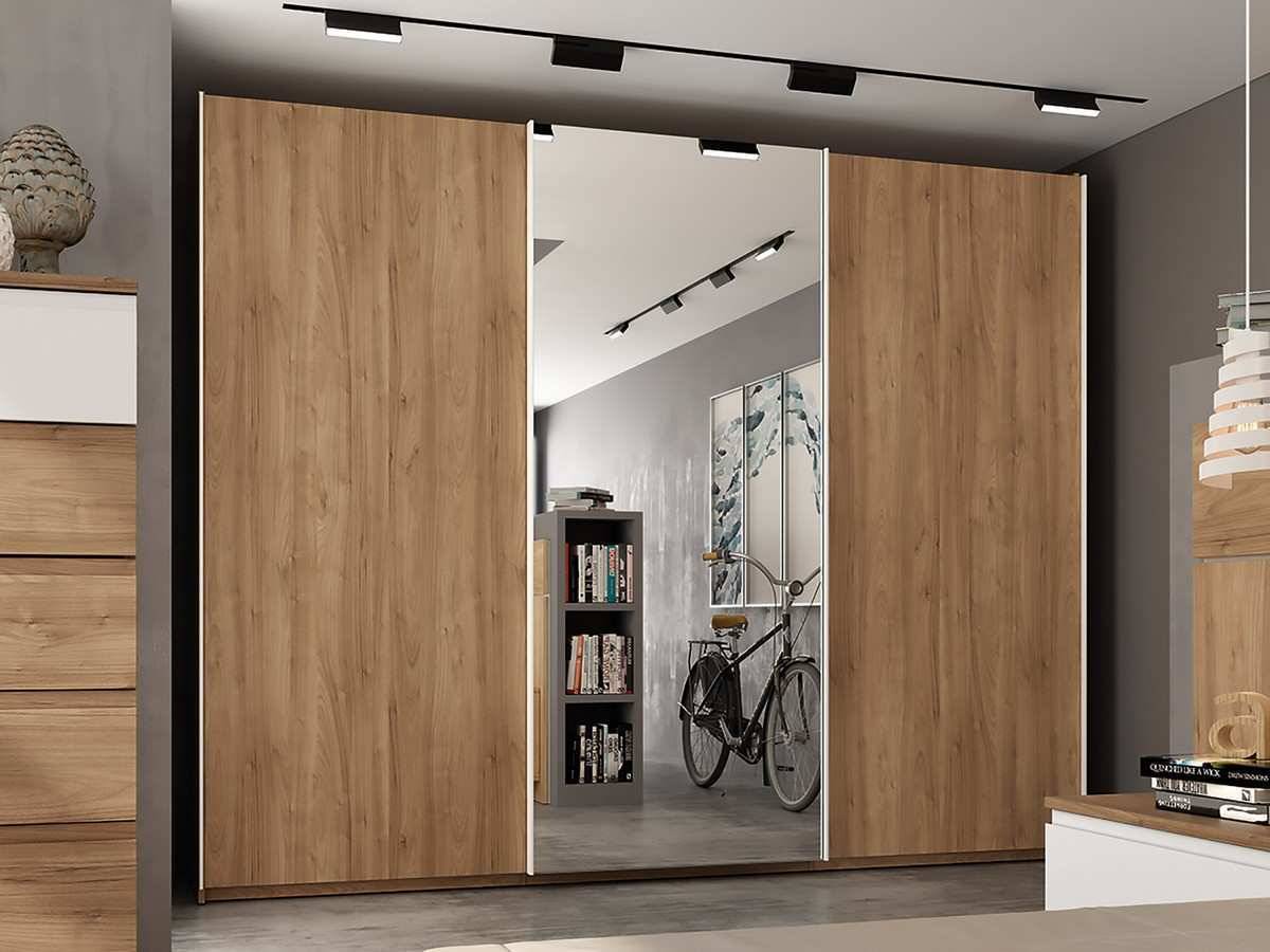  armario modelo out de 296 cm con 3puertas correderas con una luna de espejo central que aporta estética al conjunto.. Modelo DORMITORIO-MATRIMONIO-GHIO-82