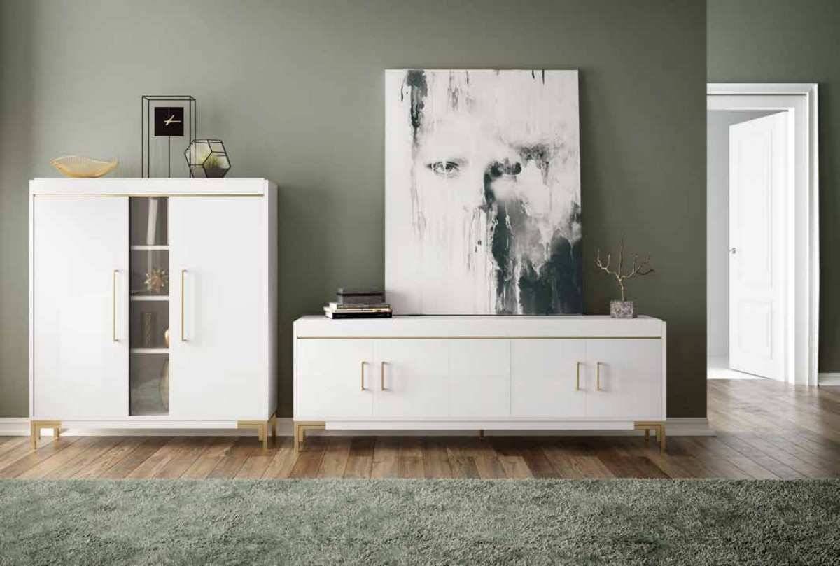  eleva tu espacio con una combinación sofisticada de blanco brillante y dorado. la vitrina h-508/b resalta con su diseño en blanco / blanco brillo. se complementa perfectamente con la pata metálica h-9003/o en color oro. por otro lado, el bajo tv h-605/b en blanco / blanco brillo mide   ↔ 180    |  ↕ 45 | ↗  40 cm y se realza con la pata metálica h-90041/o también en dorado. estos elementos ofrecen un balance entre funcionalidad y estilo.. Modelo HGD-22
