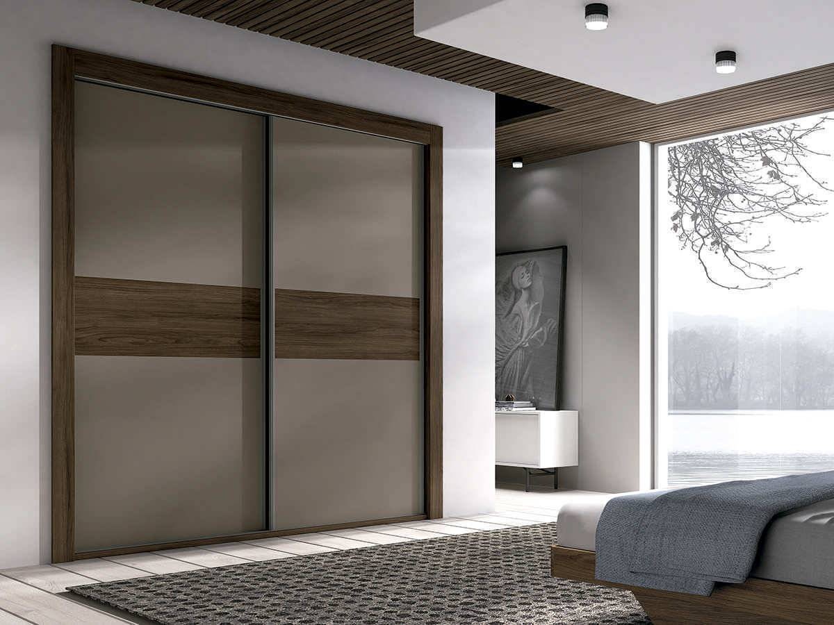  modelo de 2 puertas correderas de 220cm sobre guia al suelo y empotrado con cerramientos a pared mediante listones jamba  y puertas con  paneles lacados y franja horizontal central. Modelo EOS-82