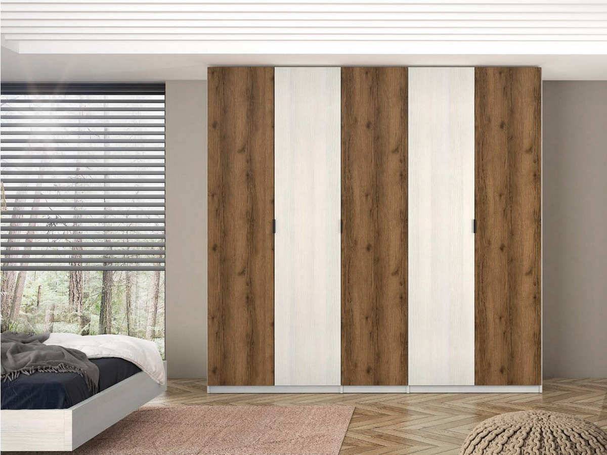  modelo con 5puertas batientes de 250cm en color natural madera alternando tonalidad claro y oscuro en el diseño y tirador de perfil corto en el centro. Modelo MEDITERRANEO-108