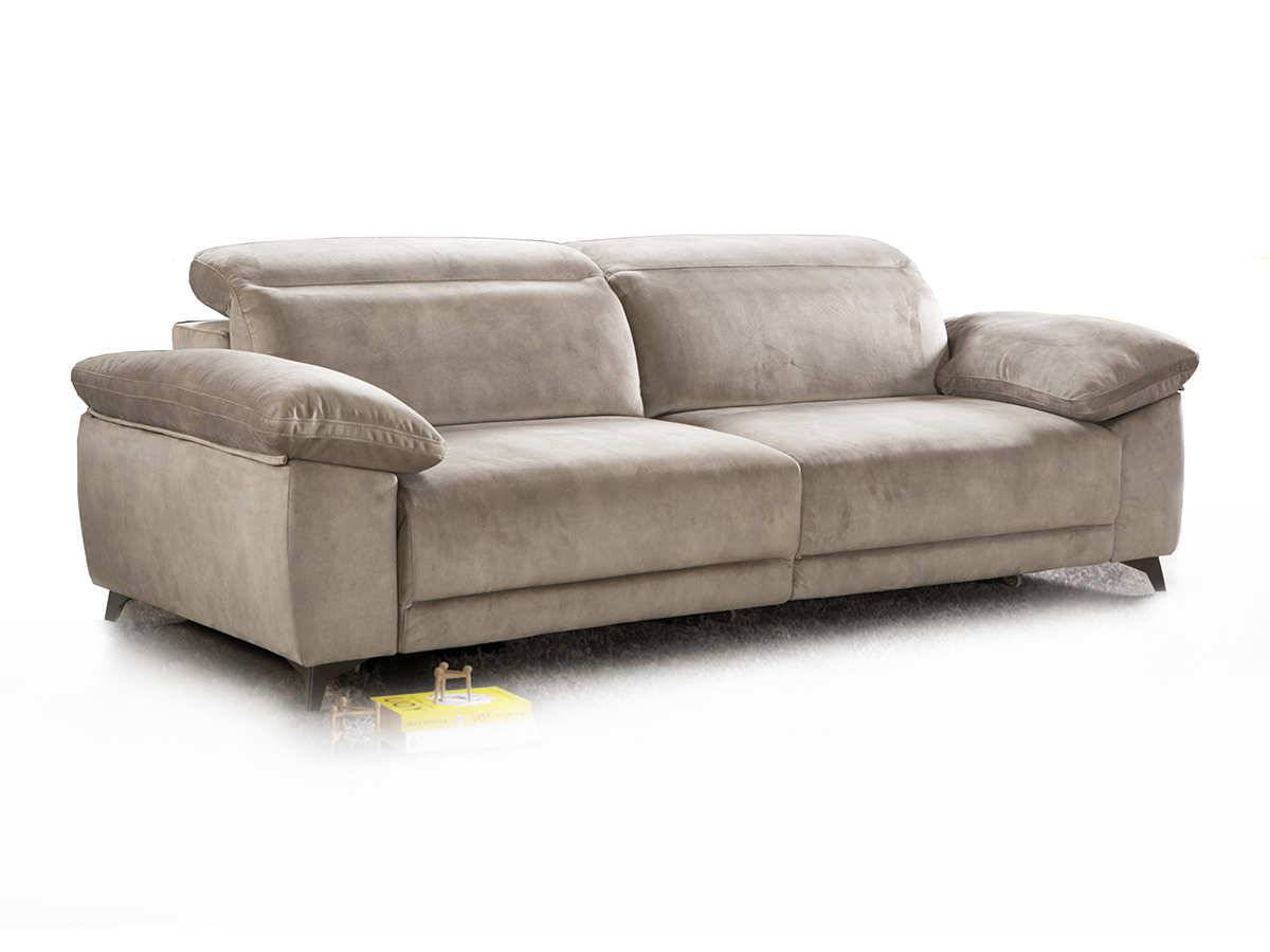  nuestro sofá de 3 plazas de 274 cm es la opción perfecta para disfrutar de un confort excepcional en tu sala de estar. este sofá cuenta con 2 extensibles de carro doble ancho, lo que te permite ampliar el espacio de asiento según tus necesidades. la sentada de este sofá es supersuave, proporcionando una sensación de comodidad y acogida al sentarte. los cojines y asientos están diseñados para brindar un soporte óptimo y una sensación de suavidad al tacto. las patas altas de metal añaden un toque moderno y elegante al diseño del sofá, a la vez que ofrecen estabilidad y resistencia. además, los respaldos son reclinables y cuentan con múltiples posiciones, lo que te permite ajustar el ángulo de inclinación para encontrar la posición más cómoda para ti.. Modelo SOFA-CARRO-EXTENSIBLE-SRM-906