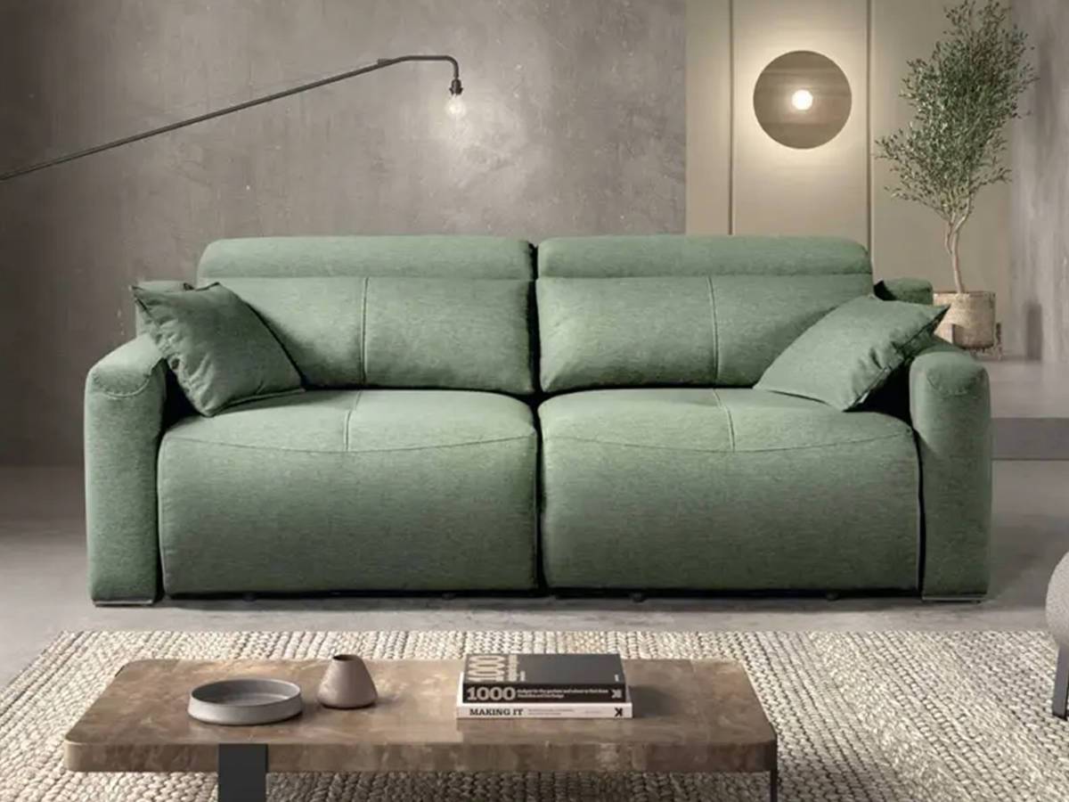  sofá relax de 220 cm es una opción versátil para el descanso y la comodidad. viene de serie con asientos relax, lo que permite reclinarlos para disfrutar de una posición más relajada. además, ofrece la posibilidad de personalizarlo con asientos fijos o deslizantes, adaptándose así a las preferencias individuales. con esta variedad de opciones, este sofá se adapta a diferentes necesidades y estilos de vida, proporcionando un espacio acogedor y confortable en cualquier sala de estar.. Modelo SOFA-ATLAS-RELAX-VSF