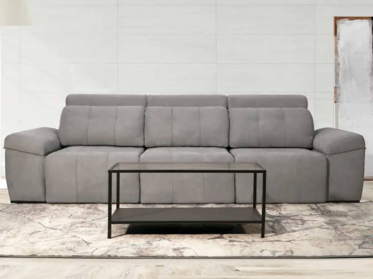  uestro sofá cama es la elección perfecta si estás buscando combinar comodidad, funcionalidad y espacio de almacenamiento adicional en tu sala de estar. con una anchura de 310 cm, ofrece amplio espacio para acomodar a tus invitados durante la noche. el sofá cuenta con 3 plazas y 3 asientos extensibles de carro, lo que significa que cada asiento puede deslizarse hacia adelante para crear una superficie de descanso más amplia. esta característica te permite ajustar la profundidad de los asientos según tus necesidades y preferencias, brindándote un mayor confort durante tus momentos de relax. además, ambos brazos del sofá cuentan con un hueco arcon, lo que te proporciona espacio extra de almacenamiento. puedes aprovechar este espacio para guardar objetos como el mando de la tv, revistas, libros u otros accesorios que desees tener a mano pero que no quieres dejar a la vista.. Modelo HKR-SOFA-VALENTINO