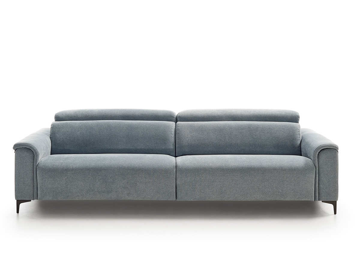  el sofá relax motorizado ofrece un nivel excepcional de comodidad y relajacion. sus asientos extralargos permiten un mayor espacio para estirarse y descansar. los respaldos están diseñados con viscoelástica, lo que brinda un soporte suave y ergonómico para la espalda. una característica destacada de este sofá es su sistema antigravedad, que permite ajustar la inclinación del asiento y el respaldo para simular una sensación de ingravidez y aliviar la presión en el cuerpo. el sofá cuenta con un armazón metálico reforzado, que proporciona una mayor resistencia y durabilidad. esto garantiza la estabilidad y la calidad del mueble a lo largo del tiempo.. Modelo CDL-SOFA-RELAX-WAS, imagen 2