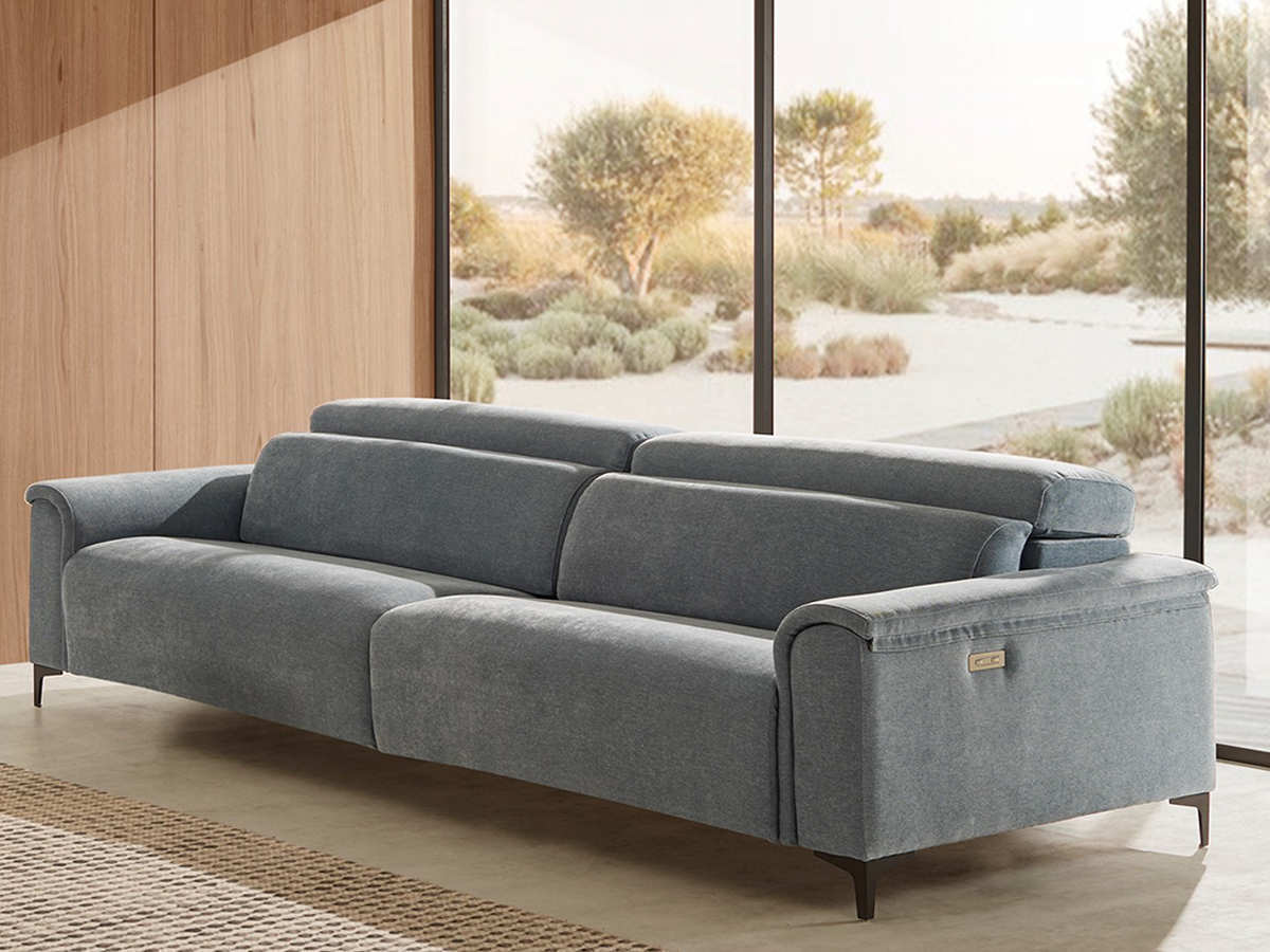  el sofá relax motorizado ofrece un nivel excepcional de comodidad y relajacion. sus asientos extralargos permiten un mayor espacio para estirarse y descansar. los respaldos están diseñados con viscoelástica, lo que brinda un soporte suave y ergonómico para la espalda. una característica destacada de este sofá es su sistema antigravedad, que permite ajustar la inclinación del asiento y el respaldo para simular una sensación de ingravidez y aliviar la presión en el cuerpo. el sofá cuenta con un armazón metálico reforzado, que proporciona una mayor resistencia y durabilidad. esto garantiza la estabilidad y la calidad del mueble a lo largo del tiempo.. Modelo CDL-SOFA-RELAX-WAS, imagen 3