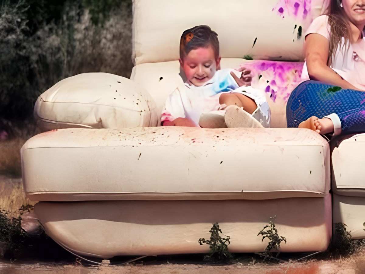  la chaise de 300 cm es una opción perfecta si buscas gran acolchado y comodidad en un sofá. su generoso tamaño te brinda un amplio espacio para relajarte y disfrutar de momentos de descanso. una de las características destacadas de esta chaise es su acolchado de alta calidad, que proporciona una sensación de suavidad y comodidad al sentarse. los asientos están decorados en capitoné, lo que le da un toque elegante y sofisticado al diseño del sofá. los respaldos de la chaise son reclinables, lo que te permite ajustar el ángulo según tus preferencias y encontrar la posición más cómoda para descansar. esta característica te brinda flexibilidad y comodidad adicional mientras disfrutas de tu sofá. los brazos curvos son extraíbles, lo que te permite adaptar el sofá según tus necesidades y preferencias. puedes optar por tener los brazos puestos para un apoyo adicional o retirarlos para tener un espacio más amplio.. Modelo CHAISE-MUNICH, imagen 2