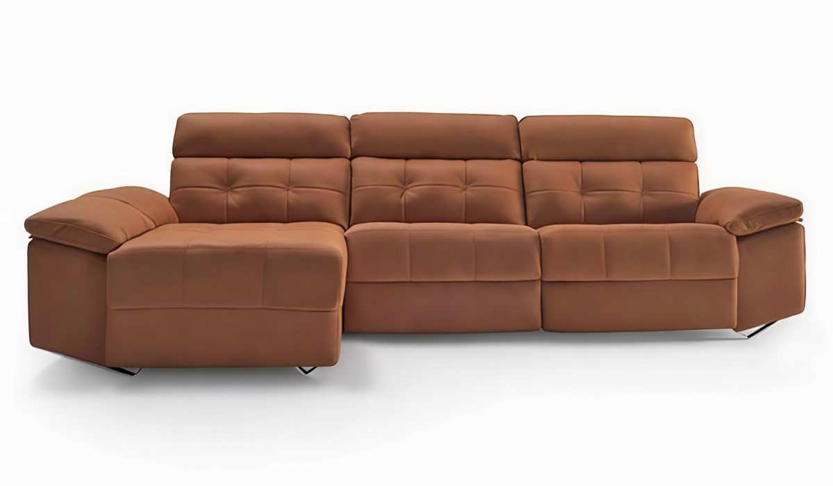  el sofá chaise relax alaska de 308 cm es una opción versátil que se presenta de serie con asientos relax, lo que te permite disfrutar de un mayor nivel de comodidad y relajación. sin embargo, también tienes la opción de solicitarlo con asientos fijos si prefieres una configuración más tradicional. este modelo se destaca por su diseño ergonómico y su enfoque en la comodidad. los asientos relax te permiten ajustar la posición según tus preferencias, ya sea inclinando el respaldo o elevando los reposapiés, brindándote la posibilidad de encontrar la postura perfecta para descansar o ver tus películas y series favoritas. además de su funcionalidad, el sofá chaise relax de 308 cm también destaca por su calidad y durabilidad. divani, la marca fabricante, es conocida por su compromiso con la excelencia y por ofrecer productos de alta calidad. esto se refleja en la construcción del sofá, con materiales resistentes y una atención meticulosa a los detalles. con su amplio tamaño de 308 cm, este sofá es ideal para salas de estar espaciosas donde puedes disfrutar de un amplio espacio para relajarte y recibir a tus invitados. puedes combinarlo con otros elementos de decoración para crear un ambiente acogedor y sofisticado.. Modelo CHAISE-TUMBONA-RELAX-ALASKA, imagen 5