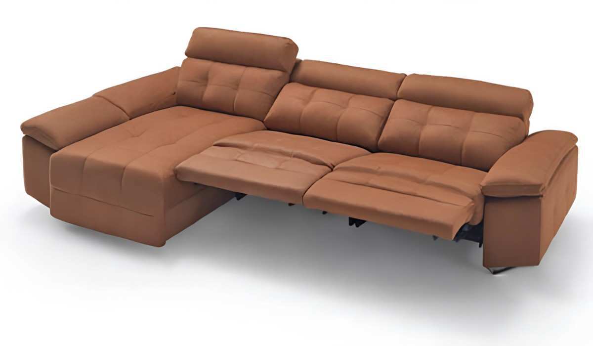  el sofá chaise relax alaska de 308 cm es una opción versátil que se presenta de serie con asientos relax, lo que te permite disfrutar de un mayor nivel de comodidad y relajación. sin embargo, también tienes la opción de solicitarlo con asientos fijos si prefieres una configuración más tradicional. este modelo se destaca por su diseño ergonómico y su enfoque en la comodidad. los asientos relax te permiten ajustar la posición según tus preferencias, ya sea inclinando el respaldo o elevando los reposapiés, brindándote la posibilidad de encontrar la postura perfecta para descansar o ver tus películas y series favoritas. además de su funcionalidad, el sofá chaise relax de 308 cm también destaca por su calidad y durabilidad. divani, la marca fabricante, es conocida por su compromiso con la excelencia y por ofrecer productos de alta calidad. esto se refleja en la construcción del sofá, con materiales resistentes y una atención meticulosa a los detalles. con su amplio tamaño de 308 cm, este sofá es ideal para salas de estar espaciosas donde puedes disfrutar de un amplio espacio para relajarte y recibir a tus invitados. puedes combinarlo con otros elementos de decoración para crear un ambiente acogedor y sofisticado.. Modelo CHAISE-TUMBONA-RELAX-ALASKA, imagen 6