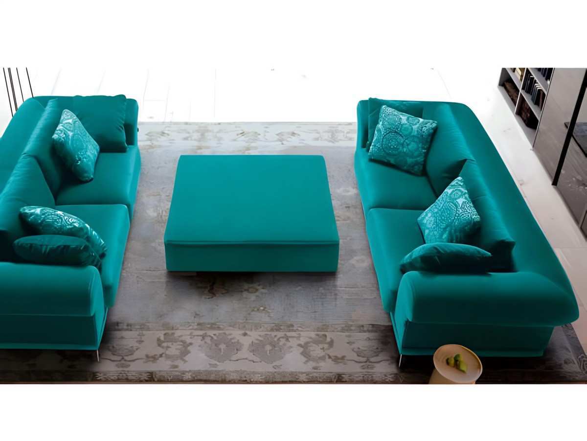  el sofá de la nueva colección chester presenta una estructura con bajo metálico y brazos y respaldos de madera de pino. los almohadones de asiento cuentan con un sistema hr 30kg en la parte superior y doble acolchado. los cojines de asiento están compuestos por un 60% de viscoelástica y un 40% de fibra siliconada. con un diseño renovado y estilizado, el sofá ofrece comodidad y un toque de glamour, con anchos brazos y patas metálicas.. Modelo CHESTER-DVN, imagen 3