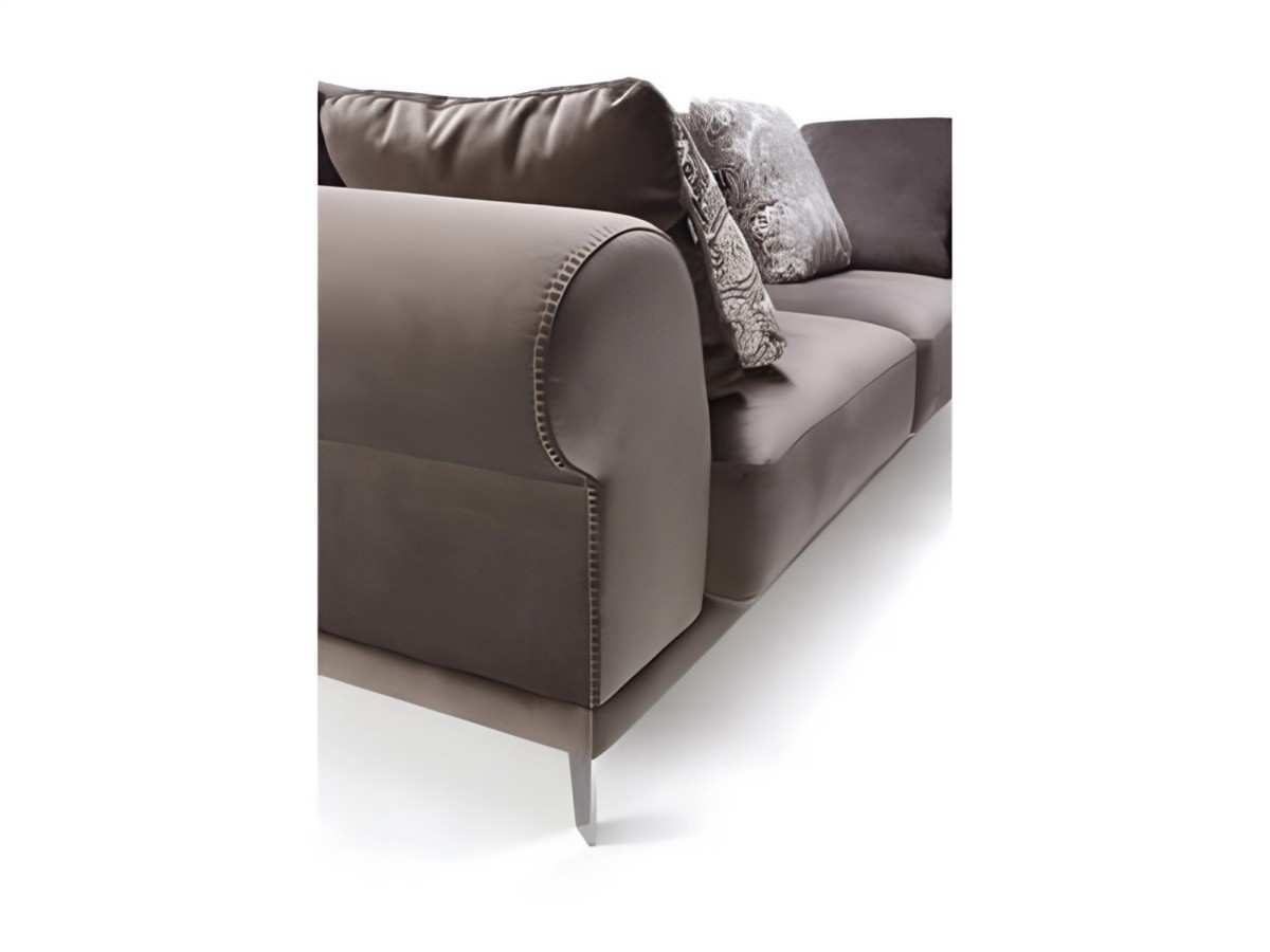  la chaise de 310 cm florencia destaca por su diseño y estilo personal. los brazos de estilo chester con forma clásica le aportan un toque distintivo y elegante. cada detalle de los brazos ha sido cuidadosamente trabajado para ofrecer un aspecto y acabado excepcionales. el pespunte contrastado que se encuentra en los brazos añade un elemento de estilo único al sofá. este detalle resalta la forma y los contornos de los brazos, aportando una estética personalizada y sofisticada al conjunto. el estilo chester, caracterizado por su diseño atemporal y elegante, se combina a la perfección con el tamaño y las dimensiones de esta chaise de 310 cm. esta combinación de elementos clásicos y contemporáneos crea un sofá con una personalidad propia y distintiva. es importante mencionar que la atención a los detalles y la minuciosidad en el diseño son características destacadas de esta chaise. cada aspecto, desde la forma de los brazos hasta el pespunte contrastado, ha sido cuidadosamente considerado para ofrecer un sofá que destaque tanto en términos de estilo como de calidad.. Modelo DVN-CHAISE-FLORENCIA, imagen 4