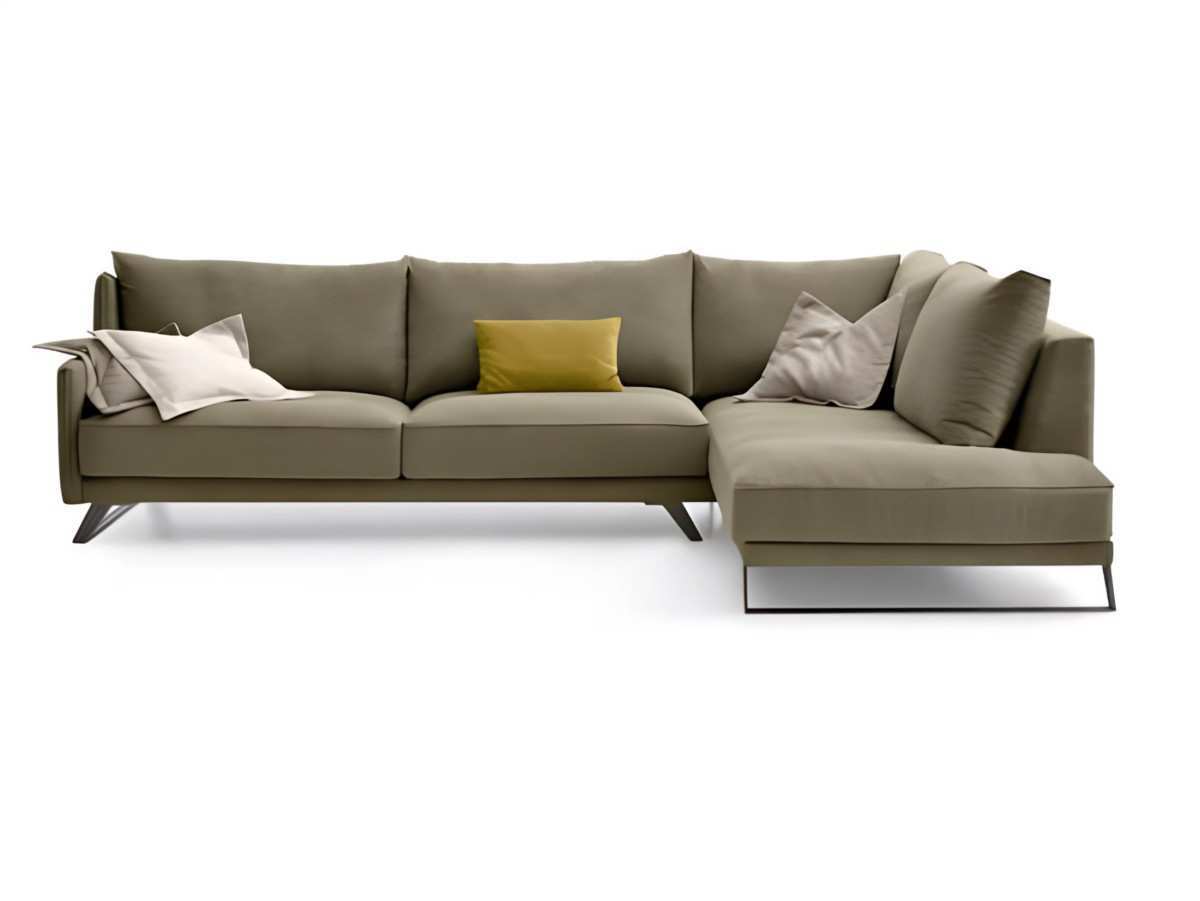  la rinconera pradas de 300 cm es una opción espaciosa y cómoda para tu sala de estar. los cómodos almohadones de pluma añaden una sensación de suavidad y confort al asiento. la pluma es un material suave y mullido que se adapta a la forma del cuerpo, brindando una experiencia de descanso agradable. los brazos con diseño estrecho son una característica interesante de esta rinconera. estos brazos más estrechos permiten aprovechar al máximo el espacio disponible para los asientos, proporcionando un mayor espacio para sentarse cómodamente. además, los brazos estrechos le dan un aspecto elegante y moderno a la rinconera. con una medida de 300 cm, esta rinconera ofrece un amplio espacio para que tú y tus invitados puedan disfrutar de momentos de relajación y comodidad. es importante tener en cuenta las dimensiones de tu sala de estar para asegurarte de que la rinconera se ajuste correctamente al espacio disponible.. Modelo DVN-CHAISE-PRADAS, imagen 2