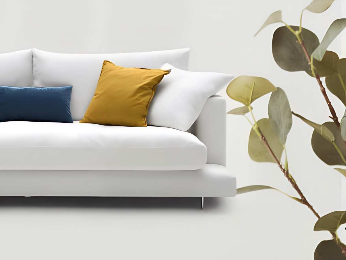  el modelo de sofá de 230 cm de ancho toscana está diseñado pensando en la comodidad y la relajación. los asientos de espumación de buflex ofrecen una sensación suave y acogedora al sentarse. la espumación de buflex es un tipo de espuma de alta densidad que brinda un buen equilibrio entre suavidad y soporte. el gran fondo en los asientos proporciona espacio adicional para estirarse y adoptar una posición relajada. esto permite una mayor comodidad y libertad de movimiento mientras te sientas en el sofá. además de su confort, el sofá de 230 cm también ofrece un tamaño ideal para espacios medianos. puedes colocarlo en tu sala de estar o cualquier otro espacio donde desees tener un lugar para descansar y relajarte.. Modelo DVN-SOFA-TOSCANA, imagen 3