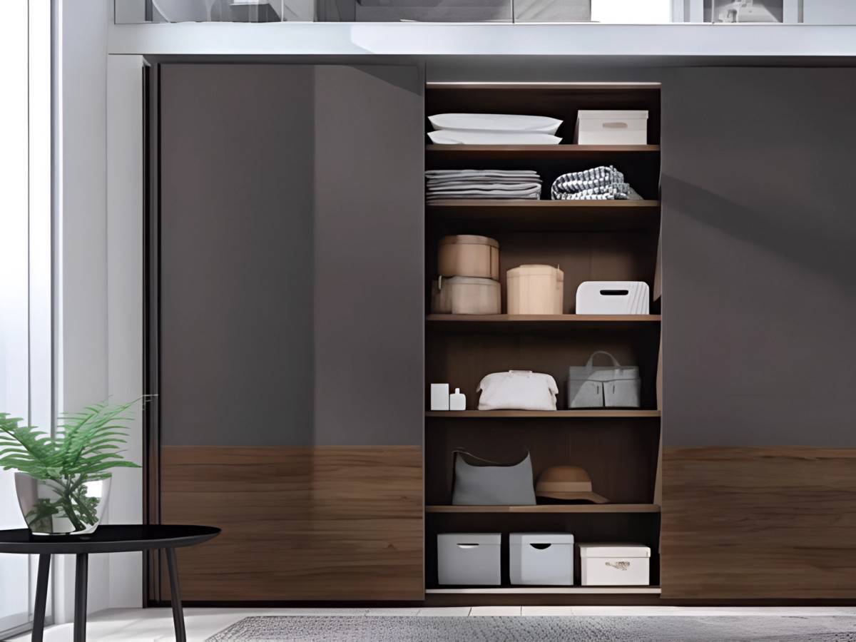  armario 3puertas correderas colgadas estándar de 300cm con diseño combinado en color madera en parte inferior y franja superior de las puertas con acabado en  lacado. Modelo EOS-71, imagen 3