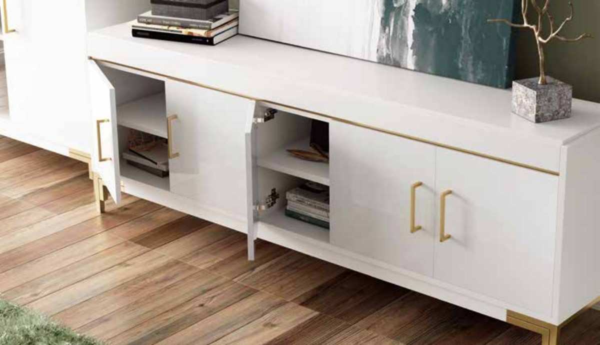  eleva tu espacio con una combinación sofisticada de blanco brillante y dorado. la vitrina h-508/b resalta con su diseño en blanco / blanco brillo. se complementa perfectamente con la pata metálica h-9003/o en color oro. por otro lado, el bajo tv h-605/b en blanco / blanco brillo mide   ↔ 180    |  ↕ 45 | ↗  40 cm y se realza con la pata metálica h-90041/o también en dorado. estos elementos ofrecen un balance entre funcionalidad y estilo.. Modelo HGD-22, imagen 2