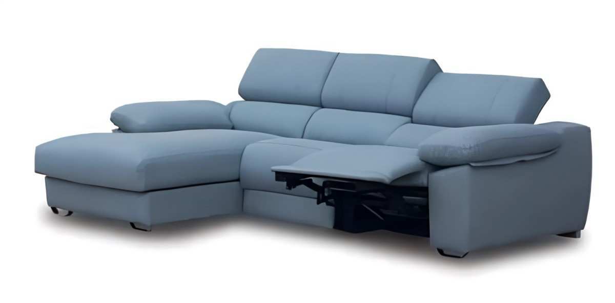  chaise relax tammy con medidas de 2.95 metros, aunque también tienes la opción de elegir entre otras medidas disponibles. este chaise está diseñado pensando en tu comodidad y relax.una de sus características destacadas son los brazos con cojines siesta, los cuales te brindan un apoyo suave y confortable para que puedas descansar y relajarte al máximo. estos cojines siesta son desmontables, lo que facilita su limpieza y mantenimiento.además, el chaise es desenfundable, lo que significa que puedes retirar las fundas para lavarlas o cambiarlas según tus necesidades. esto te permite mantener tu chaise siempre limpio y en buen estado.las patas delanteras del chaise son metálicas, lo que le aporta un toque moderno y elegante. estas patas proporcionan estabilidad y resistencia, asegurando que tu chaise se mantenga firme y duradero a lo largo del tiempo.el diseño del chaise está pensado para ofrecerte un confort óptimo. cuenta con respaldo reclinable y reposapiés extensible, para que puedas encontrar la posición perfecta de descanso. además, su amplio espacio te permite disfrutar de momentos de relax junto a tu familia o amigos.. Modelo KLY-CHAISE-RELAX-TAMMY, imagen 2