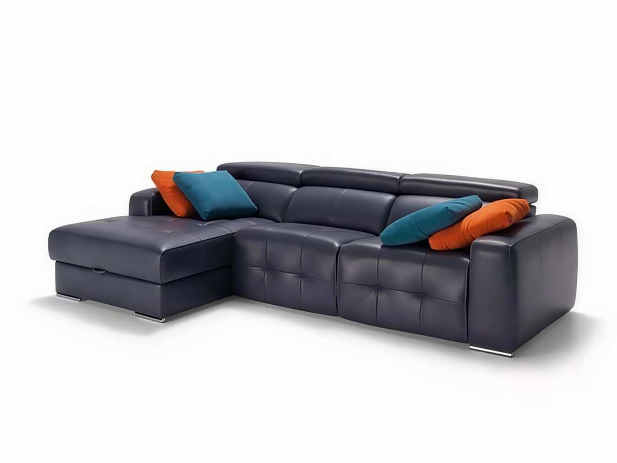  el sofá de la nueva colección leonardo tiene una estructura de madera de pino con brazo de 25 cm. está recubierto con espuma de poliuretano de 35 kg en el asiento y respaldos de goma de 22 kg. cuenta con patas metálicas y destaca por su diseño espectacular, proporciones armoniosas y gran comodidad. los acabados son exquisitos y se pueden apreciar en cada detalle, como el cosido en los brazos que permite combinar diferentes colores y enriquecer su aspecto.. Modelo LEONARDO, imagen 4