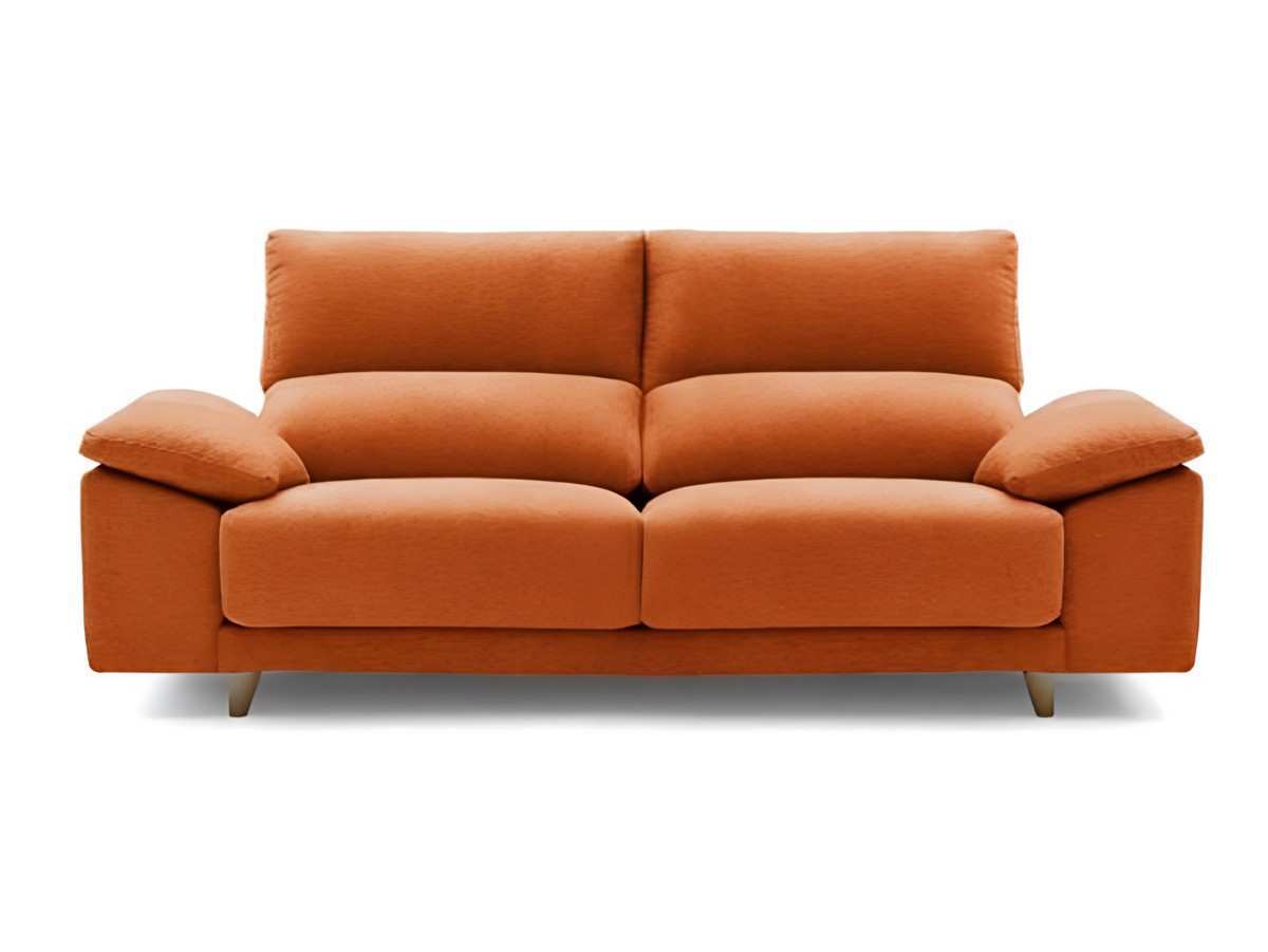  el sofá sandy de la nueva colección de divanistar cuenta con una estructura de madera de pino, brindando solidez y durabilidad. el recubrimiento está hecho de espuma de poliuretano de 1,5 cm, proporcionando comodidad y soporte. los almohadones del asiento combinan muelle ensacado y poliuretano de 33 kg, garantizando un alto nivel de confort. los almohadones del respaldo están rellenos de fibra siliconada optifibre , brindando suavidad y apoyo. los cojines de asiento son extraíbles y cuentan con un mecanismo deslizante metálico, ofreciendo mayor versatilidad. los respaldos son reclinables y cuentan con cabezales metálicos, permitiendo ajustar la posición según las preferencias de cada persona. las patas son de madera de pino, aportando estabilidad y estilo. es posible reducir el tamaño de los brazos del modelo en 10 cm sin ningún costo adicional, excepto para los brazos de los chaise longues y tumbonas, que no admiten reducción.. Modelo SANDY, imagen 3