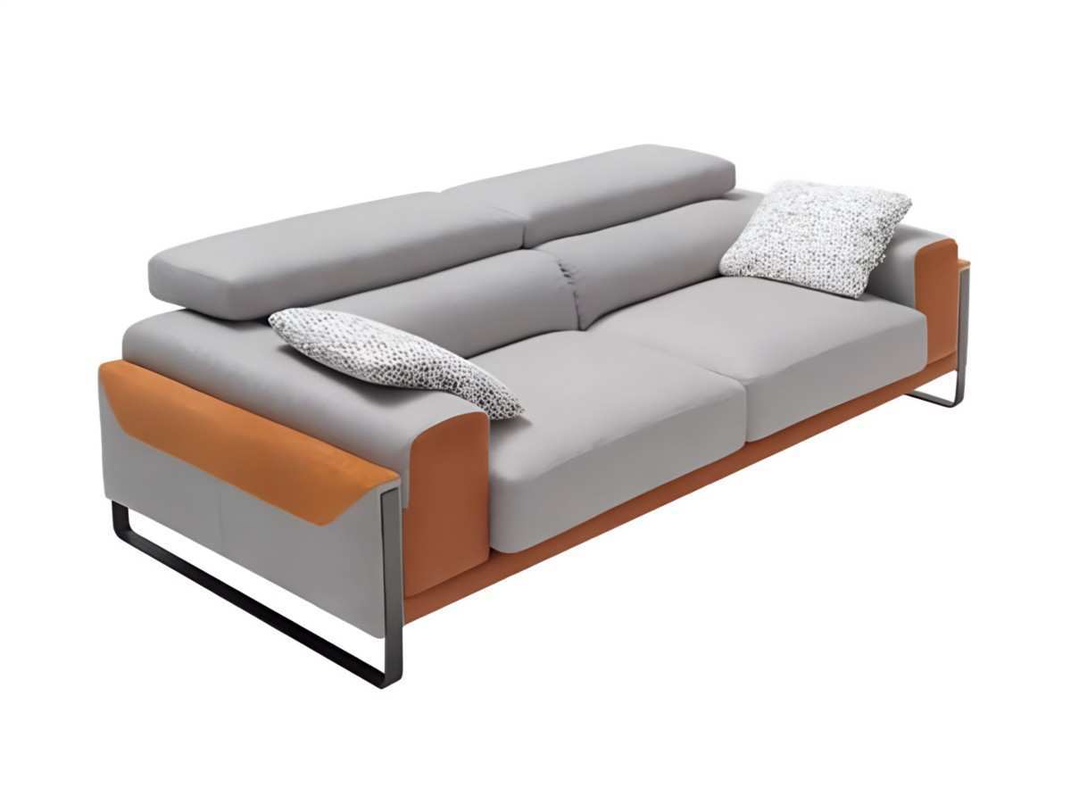  el sofá sharon tiene una estructura metálica y una estructura de madera de pino, recubierto con espuma de poliuretano de 1. 5cm. los almohadones de asiento cuentan con hr 30kg y muelle ensacado, mientras que los almohadones de respaldo están hechos de fibra de alta resistencia ortifibre . los respaldos tienen una riñonera de 22kg y son reclinables con cabezal metálico. además, el sofá tiene patas metálicas. sharon destaca por su diseño compacto y expresivo, con acabados texturizados y patas estilizadas.. Modelo SHARON, imagen 3