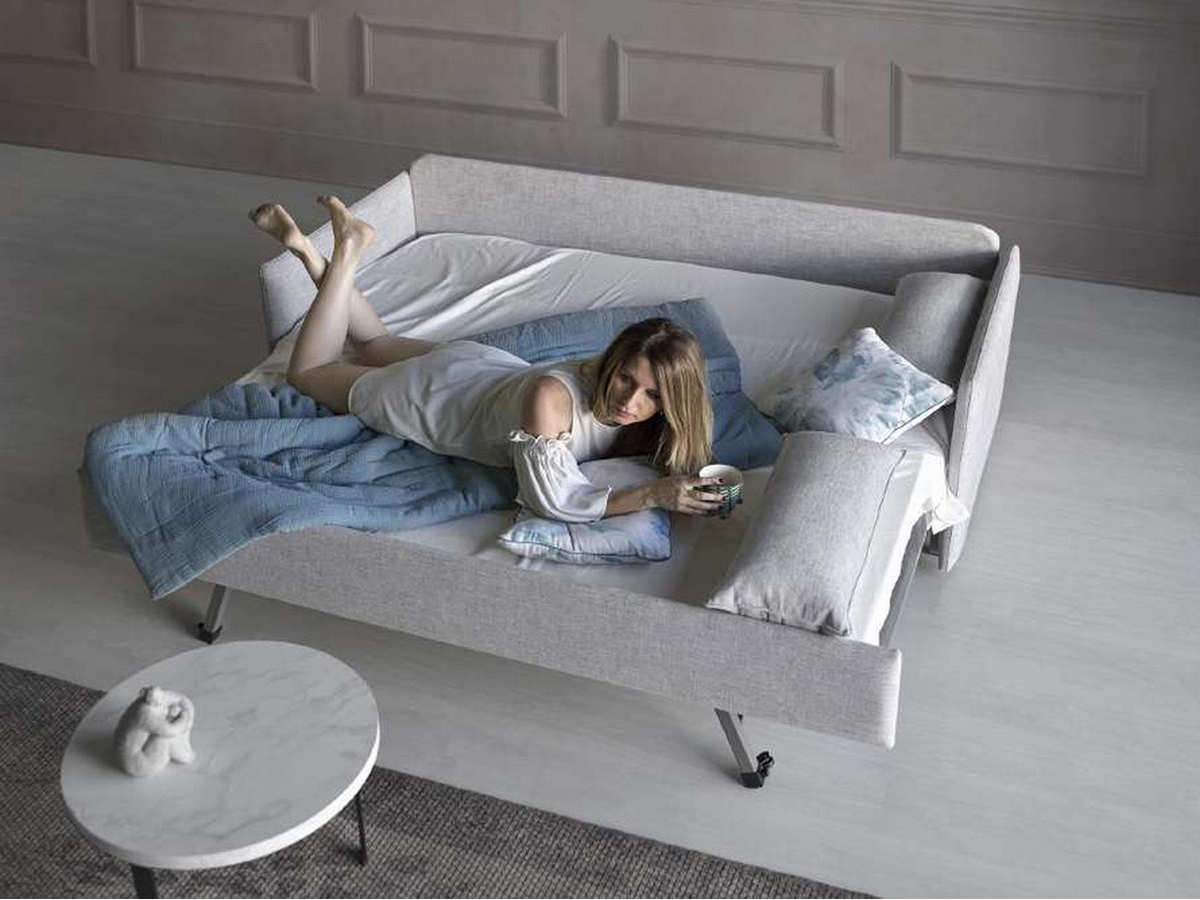  el sofá cama con apertura extensible y brazo estrecho es una opción versátil y funcional para tu hogar. este sofá cuenta con un mecanismo de apertura que te permite extender el asiento para convertirlo en una cómoda cama en cuestión de segundos.el brazo estrecho del sofá le da un aspecto elegante y moderno, además de contribuir a maximizar el espacio en tu sala o habitación. al tener un brazo más estrecho, el sofá ocupa menos espacio lateral, lo que te brinda más libertad para colocar otros muebles o elementos decorativos cerca de él.los respaldos de almohadón independientes proporcionan un nivel adicional de comodidad y personalización. puedes ajustar los respaldos a tu gusto, ya sea reclinarlos para mayor relajación o mantenerlos rectos para una postura más erguida.el sofá cama está diseñado pensando en la comodidad y la durabilidad. el colchón integrado ofrece un soporte adecuado para un descanso placentero, y el tapizado de calidad asegura resistencia y fácil mantenimiento.. Modelo SMG-SOFA-CAMA-IZARO, imagen 3