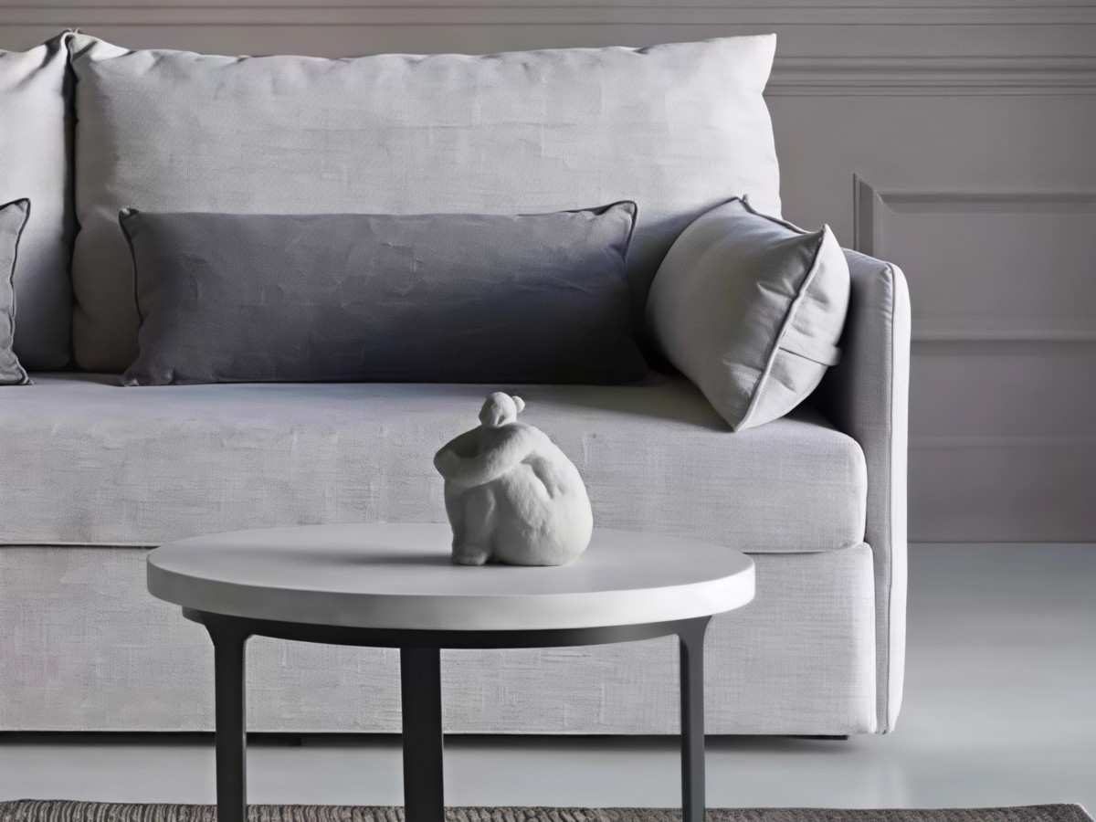  el sofá cama con apertura extensible y brazo estrecho es una opción versátil y funcional para tu hogar. este sofá cuenta con un mecanismo de apertura que te permite extender el asiento para convertirlo en una cómoda cama en cuestión de segundos.el brazo estrecho del sofá le da un aspecto elegante y moderno, además de contribuir a maximizar el espacio en tu sala o habitación. al tener un brazo más estrecho, el sofá ocupa menos espacio lateral, lo que te brinda más libertad para colocar otros muebles o elementos decorativos cerca de él.los respaldos de almohadón independientes proporcionan un nivel adicional de comodidad y personalización. puedes ajustar los respaldos a tu gusto, ya sea reclinarlos para mayor relajación o mantenerlos rectos para una postura más erguida.el sofá cama está diseñado pensando en la comodidad y la durabilidad. el colchón integrado ofrece un soporte adecuado para un descanso placentero, y el tapizado de calidad asegura resistencia y fácil mantenimiento.. Modelo SMG-SOFA-CAMA-IZARO, imagen 4