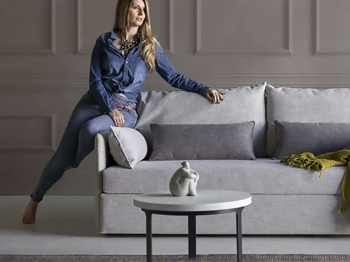  el sofá cama con apertura extensible y brazo estrecho es una opción versátil y funcional para tu hogar. este sofá cuenta con un mecanismo de apertura que te permite extender el asiento para convertirlo en una cómoda cama en cuestión de segundos.el brazo estrecho del sofá le da un aspecto elegante y moderno, además de contribuir a maximizar el espacio en tu sala o habitación. al tener un brazo más estrecho, el sofá ocupa menos espacio lateral, lo que te brinda más libertad para colocar otros muebles o elementos decorativos cerca de él.los respaldos de almohadón independientes proporcionan un nivel adicional de comodidad y personalización. puedes ajustar los respaldos a tu gusto, ya sea reclinarlos para mayor relajación o mantenerlos rectos para una postura más erguida.el sofá cama está diseñado pensando en la comodidad y la durabilidad. el colchón integrado ofrece un soporte adecuado para un descanso placentero, y el tapizado de calidad asegura resistencia y fácil mantenimiento.. Modelo SMG-SOFA-CAMA-IZARO, imagen 5