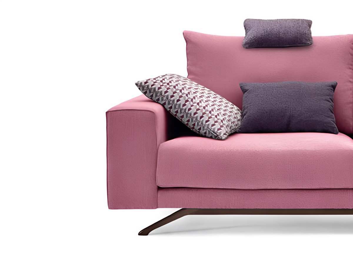  el sofá fendy es un sofá de 3 plazas con un moderno diseño que destaca por su pata alta metálica en ángulo y brazo recto. esta combinación le brinda un aspecto contemporáneo y elegante que se adapta a diversos estilos de decoración. el sofá fendy cuenta con almohadones acolchados en el brazo, lo que proporciona un mayor confort y suavidad al apoyar los brazos. además, su ancho extralargo permite disponer de un amplio espacio para sentarse y disfrutar de momentos de relajación. el diseño de pata alta metálica en ángulo le brinda al sofá fendy una apariencia estilizada y moderna, al mismo tiempo que aporta estabilidad y resistencia. esta estructura metálica también facilita la limpieza y mantenimiento del sofá. el sofá fendy es una opción ideal si estás buscando un sofá con un diseño contemporáneo y funcional. su combinación de líneas rectas, pata alta metálica y brazo recto con almohadones acolchados lo convierte en una pieza atractiva y versátil para cualquier espacio de estar.. Modelo SOFA-3PLAZAS-FENDY-DVN, imagen 2