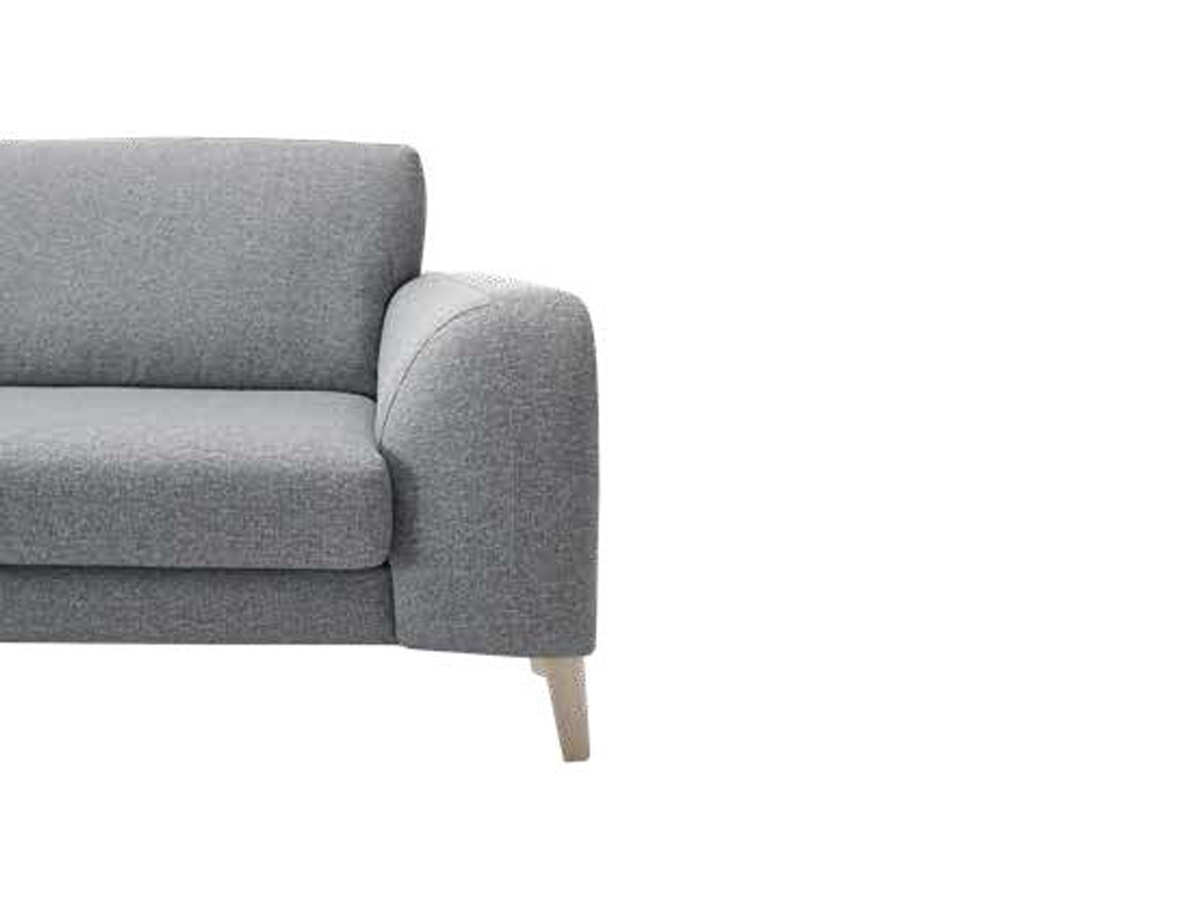  el sofá fijo desenfundable combina practicidad y comodidad en un diseño elegante. cuenta con un armazón de pino y partículas, que proporciona estabilidad y durabilidad al mueble. el asiento está compuesto por muelles metálicos y espuma supersuave, lo que brinda un nivel óptimo de confort al sentarse. una característica destacada de este sofá es su opción desenfundable, lo que facilita la limpieza y el mantenimiento del mismo. además, presenta patas altas que le otorgan un aspecto moderno y distintivo.. Modelo SOFA-3PLAZAS-GOLEM-CLD, imagen 3