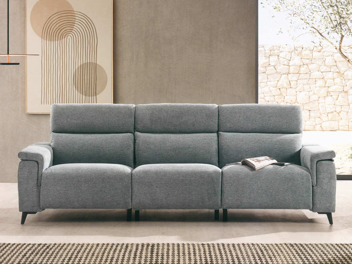  el sofá con 3 relax eléctricos motorizado gen con fondo reducido a 84cm mide  280cm de ancho y 105cm de alto, con asientos y respaldos de viscoelástica para mayor comodidad. cuenta con cabezales reclinables y un puerto usb en la botonera. puede personalizarse con patas de madera.producto nacional.. Modelo SOFA-RELAX-MOTOR-GEN-CLD, imagen 3