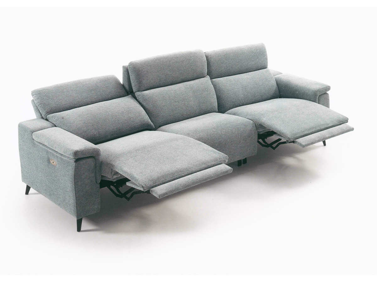  el sofá con 3 relax eléctricos motorizado gen con fondo reducido a 84cm mide  280cm de ancho y 105cm de alto, con asientos y respaldos de viscoelástica para mayor comodidad. cuenta con cabezales reclinables y un puerto usb en la botonera. puede personalizarse con patas de madera.producto nacional.. Modelo SOFA-RELAX-MOTOR-GEN-CLD, imagen 9