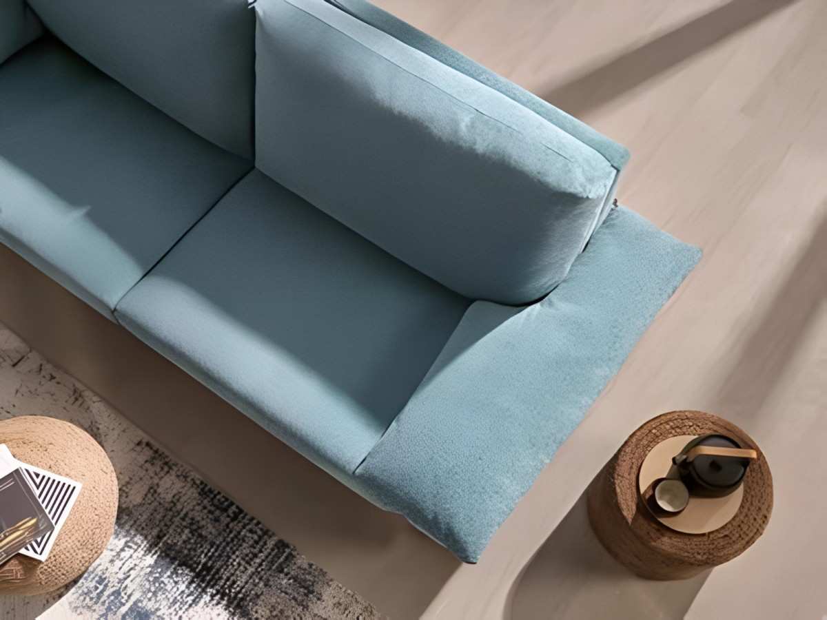  el modelo de 4 plazas de 234 cm es una elección elegante y funcional para tu sala de estar. tapizado en tela negramaro 130, este sofá combina estilo y durabilidad. las patas de madera con roble aportan un toque de calidez y sofisticación al diseño.una de las características destacadas de este modelo es su total desmontabilidad. esto significa que puedes desmontar fácilmente el sofá en varias piezas, lo que facilita su transporte e instalación en cualquier espacio. además, la desmontabilidad también facilita la limpieza y el mantenimiento del sofá, ya que puedes acceder a todas las partes para una limpieza exhaustiva.con sus 4 plazas, este sofá ofrece amplio espacio para que tú y tus seres queridos se sienten y se relajen cómodamente. ya sea para ver una película en familia o para recibir a amigos, este sofá proporciona suficiente espacio para todos.. Modelo SOFA-URB-FRIDA-EXPRESS, imagen 3