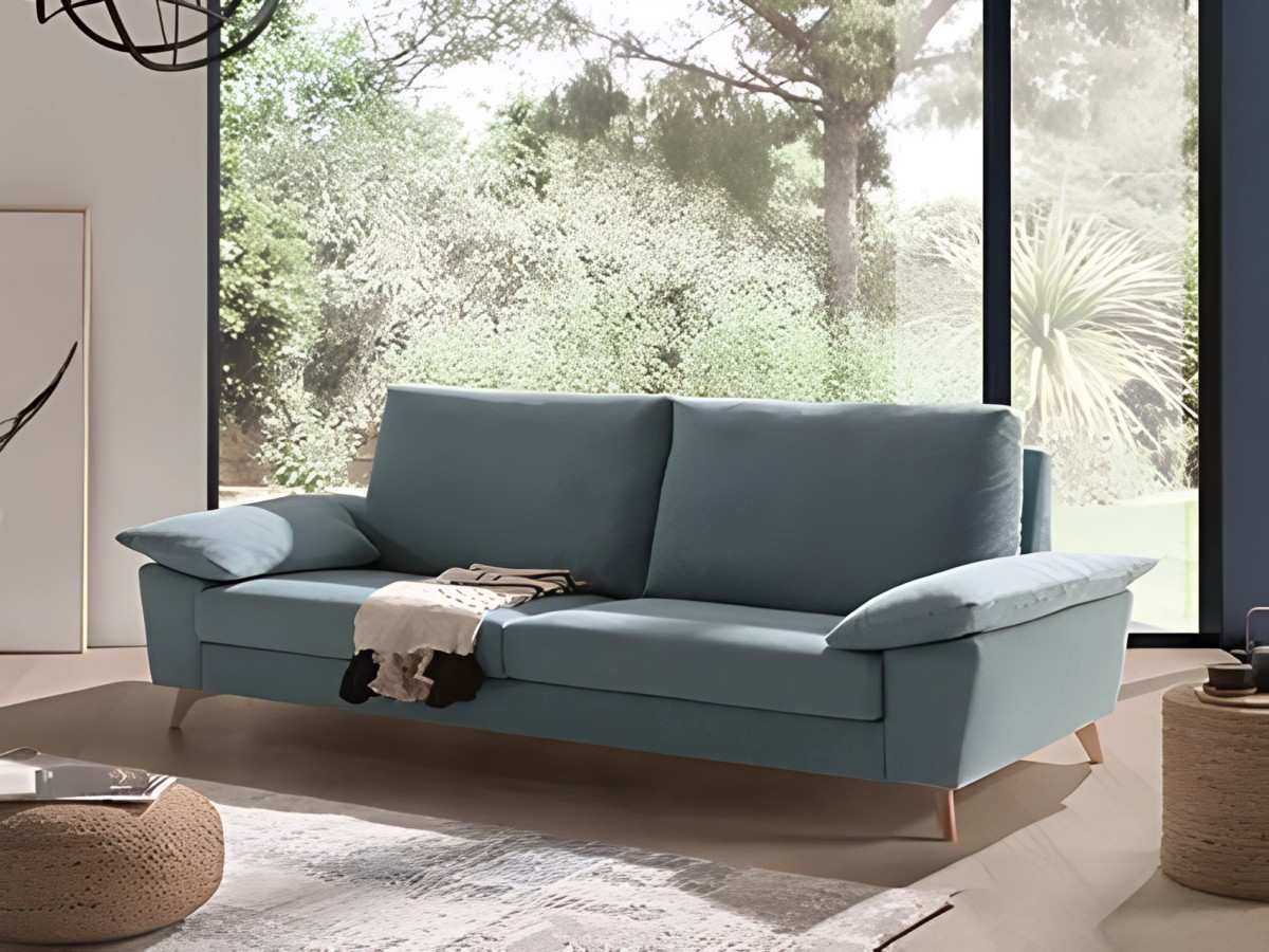  el modelo de 4 plazas de 234 cm es una elección elegante y funcional para tu sala de estar. tapizado en tela negramaro 130, este sofá combina estilo y durabilidad. las patas de madera con roble aportan un toque de calidez y sofisticación al diseño.una de las características destacadas de este modelo es su total desmontabilidad. esto significa que puedes desmontar fácilmente el sofá en varias piezas, lo que facilita su transporte e instalación en cualquier espacio. además, la desmontabilidad también facilita la limpieza y el mantenimiento del sofá, ya que puedes acceder a todas las partes para una limpieza exhaustiva.con sus 4 plazas, este sofá ofrece amplio espacio para que tú y tus seres queridos se sienten y se relajen cómodamente. ya sea para ver una película en familia o para recibir a amigos, este sofá proporciona suficiente espacio para todos.. Modelo SOFA-URB-FRIDA-EXPRESS, imagen 4
