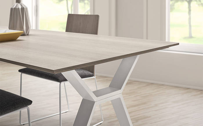 Mesa extensible de melamina con patas metálicas, medidas 130-150 cm.