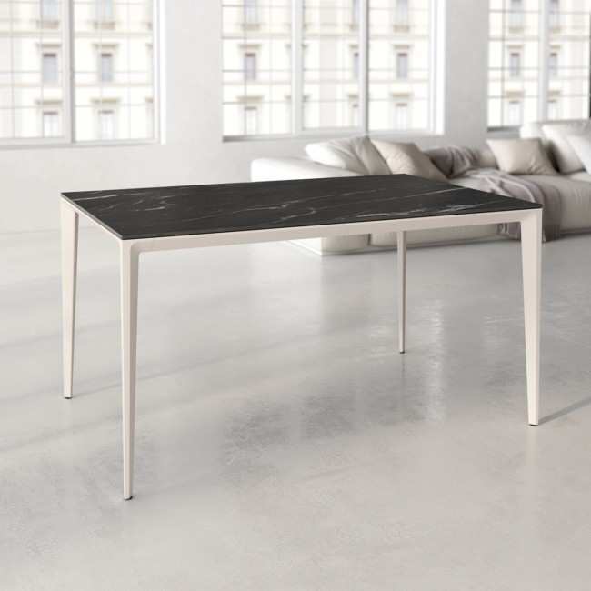 mesa fija comedor cortes con patas metal marfil y tapa porcelanico varios acabados. 3 opciones de medidas l140 l160 l180 <br><br> medidas: 140 x 90 cm Modelo CORTES-MARFIL-MARQUINA-BGL