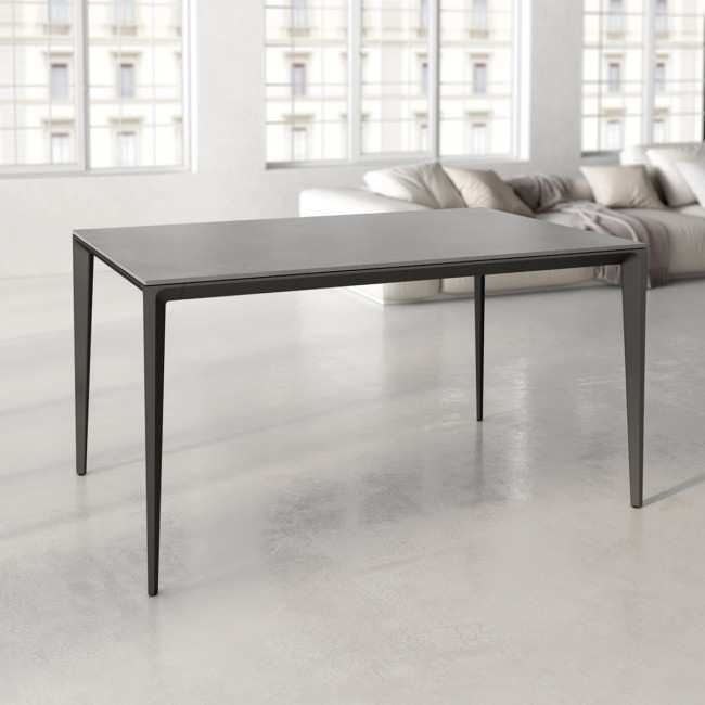 mesa comedor cortes con patas metal negro y tapa porcelanico varios acabados. 3 opciones de medidas l140 l160 l180 <br><br> medidas: 140 x 90 cm Modelo CORTES-NEGRO-CEMENTO-BGL