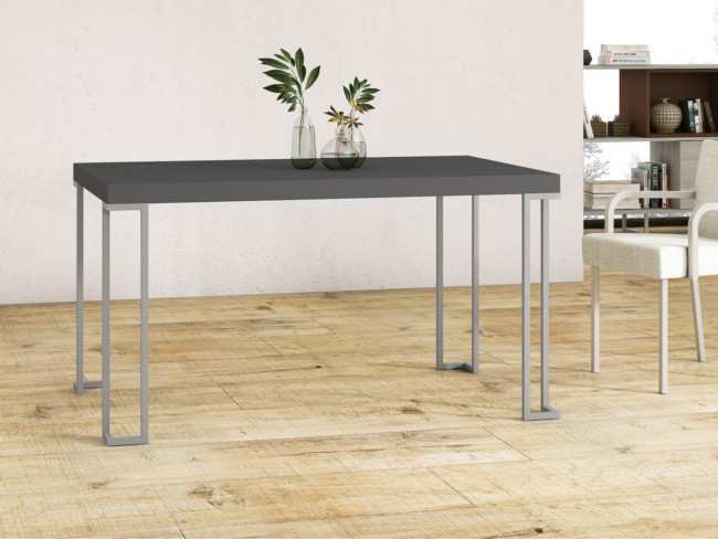 <p> mesa comedor l atamborada metal / madera 140 x 90 x 76 </p> <p> colores metal: blanco, negro y plata gris </p> <p class='cyb'>medida: 140 cm </p> Modelo MUEBLES-SALON-COMEDOR-MARE-MESA-240