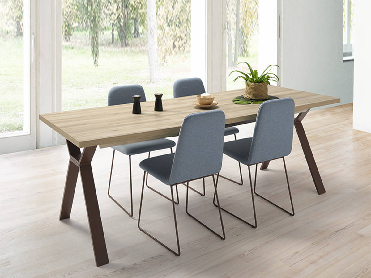 mesa en melamina de alta calidad con 2 extensibles con pata metalica y 4 sillas turin y otros modelos a elegir <p class='cyb'> medidas: 130 - 150 </p> Modelo PACK-ELSA-TURIN