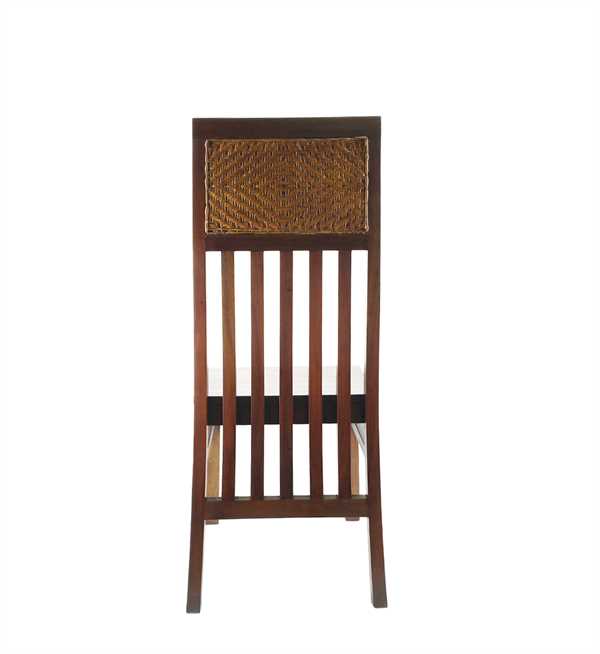 Silla Flamingo con barrotes verticales y asiento de rattan.