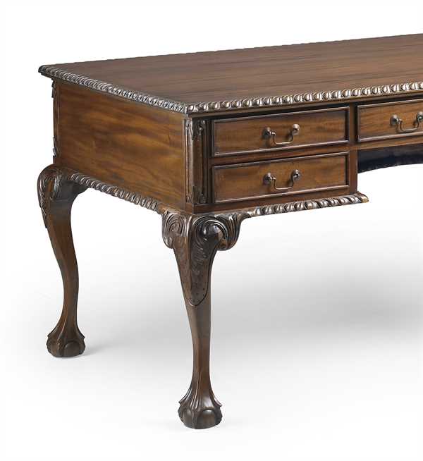 Escritorio chippendale vintage con cajones amplios y diseño elegante.