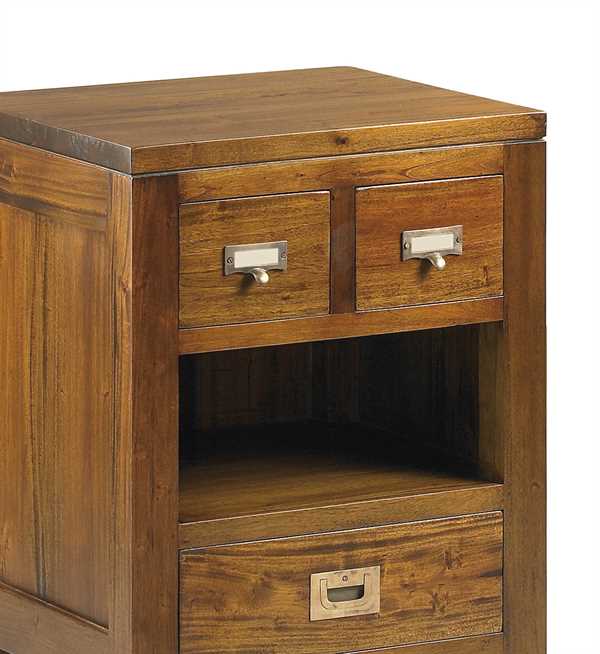 Mesita colonial Flamingo con cajones y detalles en madera.