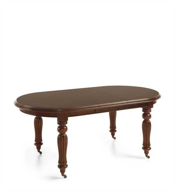 Mesa colonial vintage ovalada con ruedas decorativas para fácil movilidad.