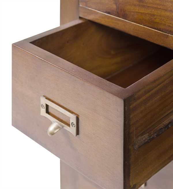 Bufet colonial Flamingo con cajones y puertas correderas elegantes.