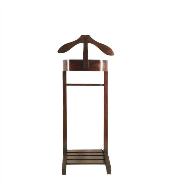 Mueble galán colonial Flamingo Lorus con acabado clásico.