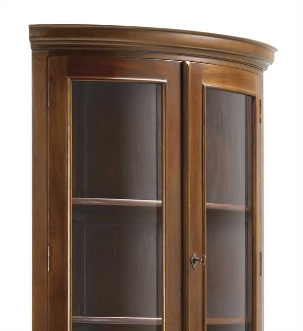 Vitrina esquinera colonial con cajón y puertas de madera.