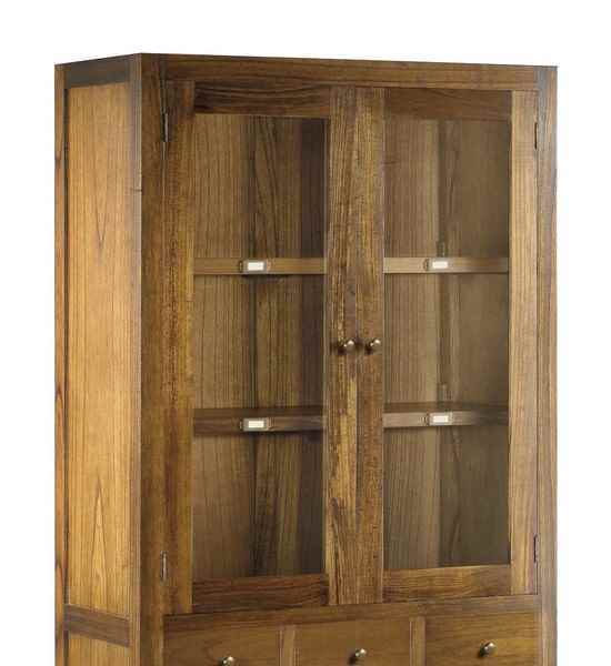 Vitrina colonial de madera con puertas y cajones para almacenamiento