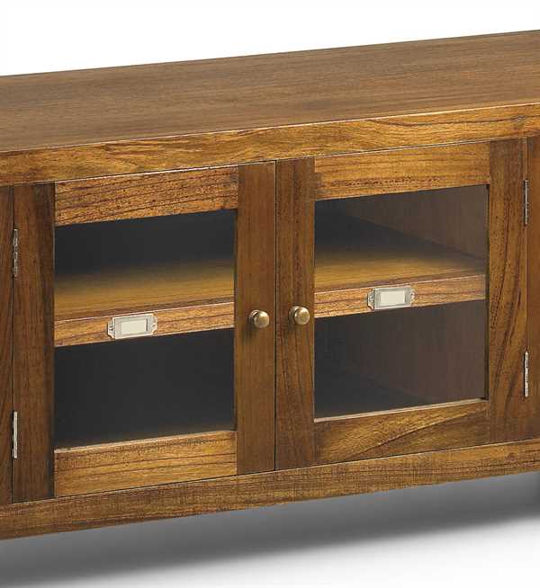 Mueble TV colonial con cajones y puertas para organización.